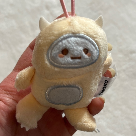 Smoko loop keychain Cream adorable snowman like creature Plush Toy - Picture 3 of 9